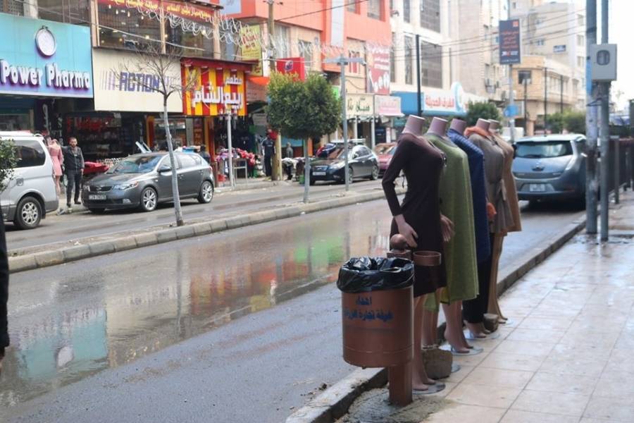 غرفة تجارة الزرقاء تباشر تركيب حاويات للنظافة في الوسط التجاري