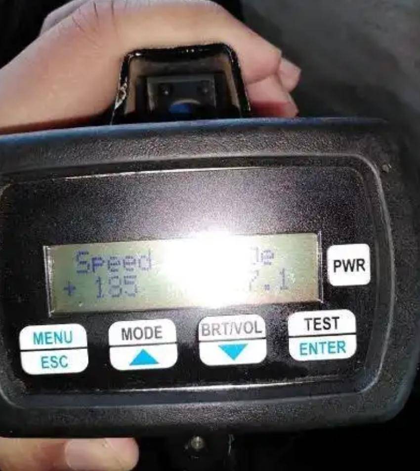 ضبط مركبة تسير بسرعة 185 كم بالرويشد