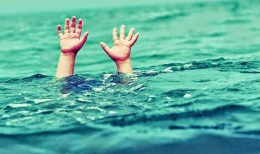 الدفاع المدني ينقذ طفل غرق داخل مياه البحر الميت