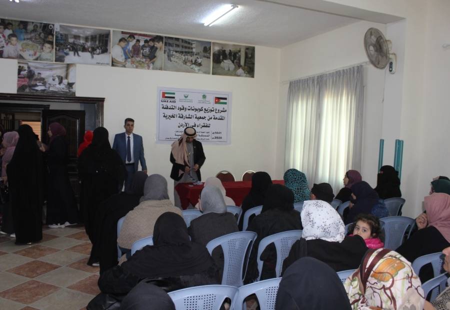 جمعيه الشارقه الخيريه توزع بطاقات المحروقات للمدافىء وكفالات الايتام في الاردن باشراف سفاره دولة الامارات  في عمان