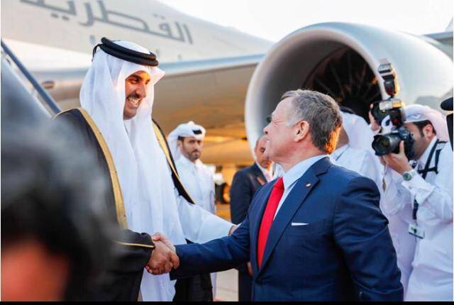 الملك في مقدمة مستقبلي أمير دولة قطر لدى وصوله إلى عمان