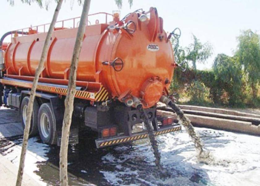 ضبط صهريج مياه عادمة يفرغ حمولته على طريق المطار