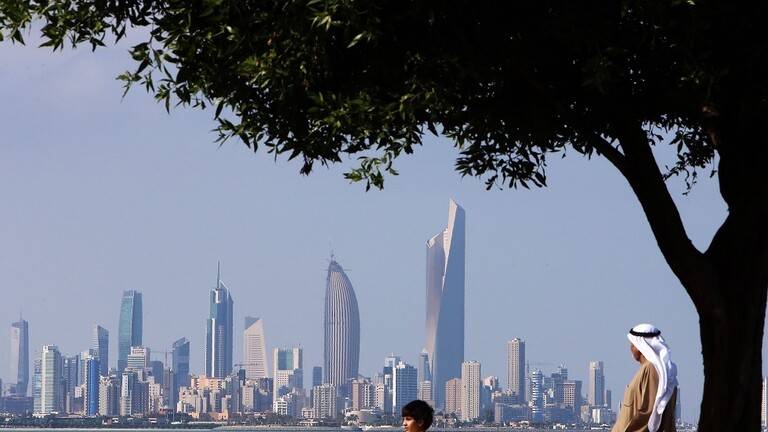 الكويت تعلن إصابة 3 أشخاص بـكورونا عائدين من مشهد الإيرانية