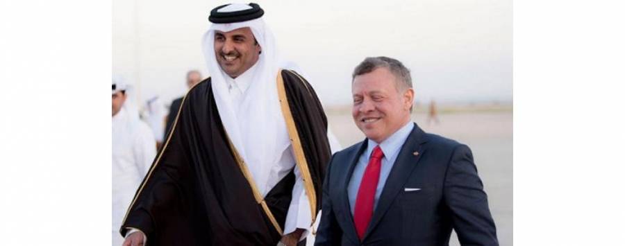 الملك في مقدمة مودعي أمير دولة قطر