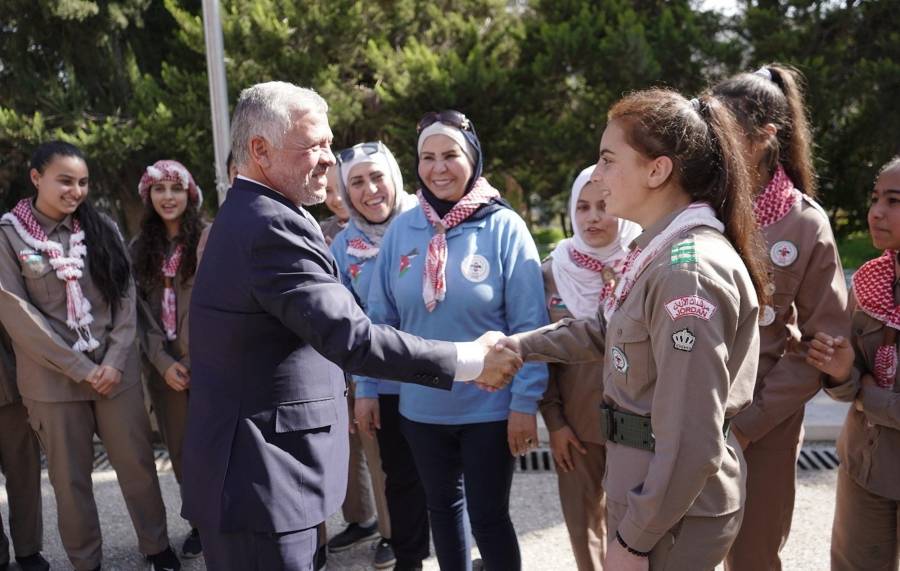 الملك يشارك كشافة ومرشدات جانباً من زيارتهم إلى قصر رغدان العامر... صور