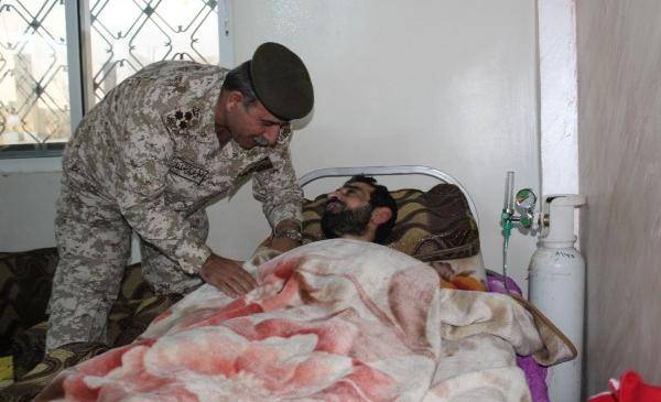 قائد المنطقة العسكرية الشرقية يزور أحد المصابين العسكريين