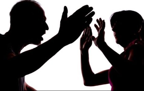 فتاة عشرينية تقتل والدها بالشراكة مع والدتها وشقيقها: كان يعنفني ويسيء لي