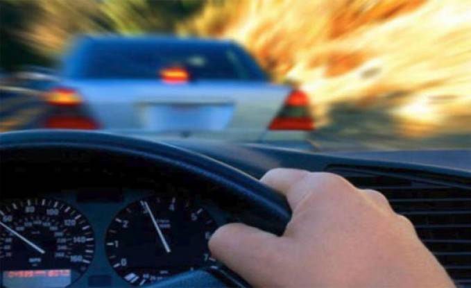 شاهد بالصورة .. ضبط مركبة تسير بسرعة جنونية على طريق الأزرق