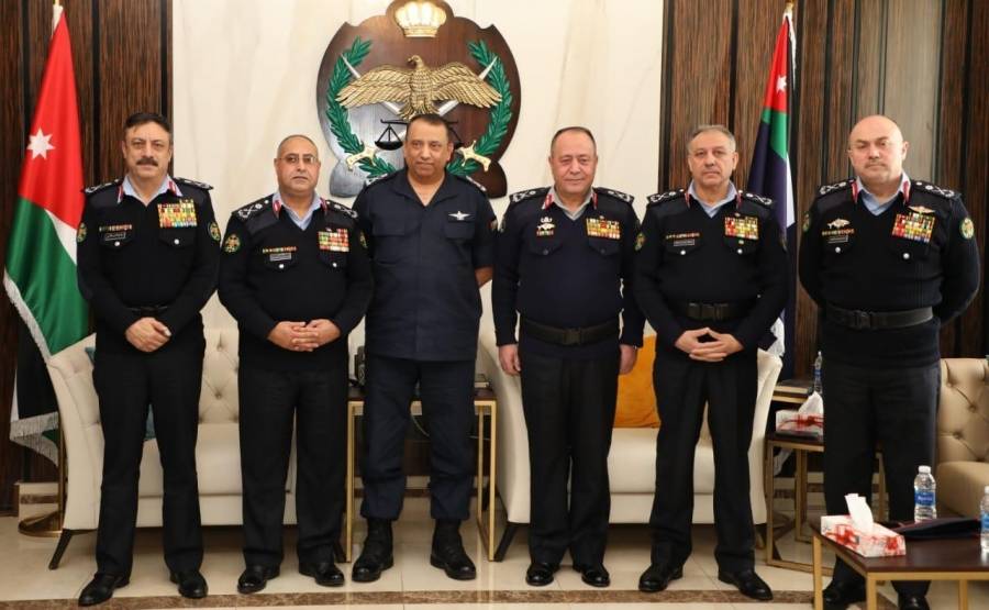 مدير الامن العام يكرم عددا من الضباط المتقاعدين برتبة لواء