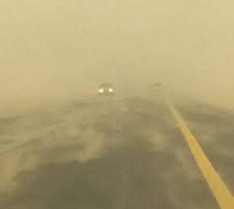 الطريق الصحراوي مغلق بسبب الغبار