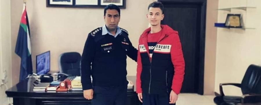 النقيب البدارين يكرم مواطن على أمانته في اربد