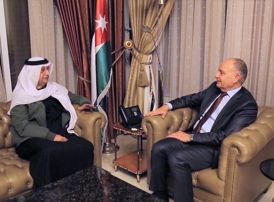 وزير الدولة لشؤون الإعلام يستقبل السفير الإماراتي