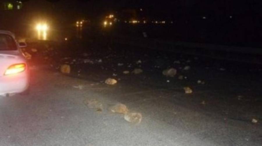 الأمن : عدد من الاشخاص يغلقون طريق اربد عمان