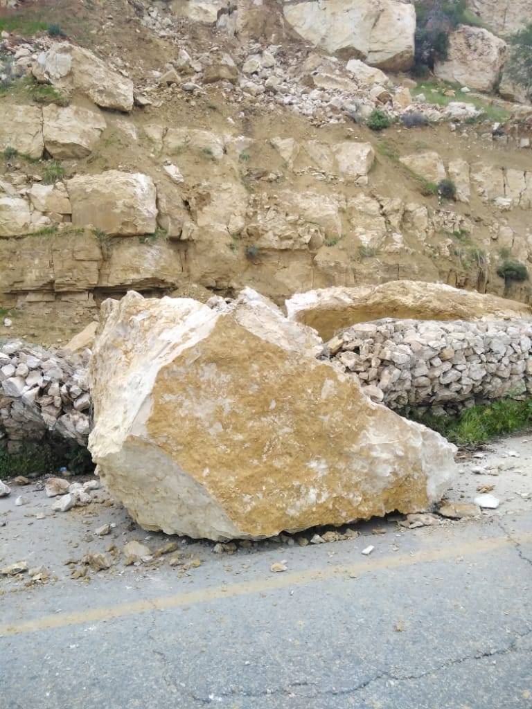 بالصور .. سقوط صخرة كبيرة بجانب الشارع الدولي جرش عمان