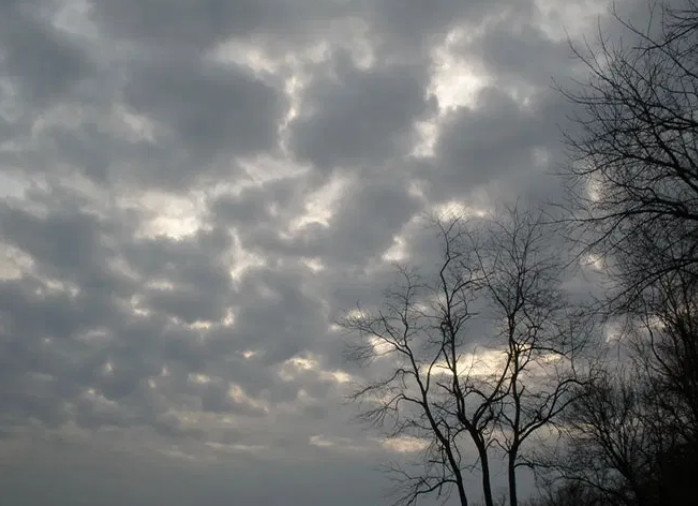 انخفاض درجات الحرارة وفرص لزخات مطرية رعدية