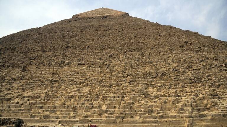 شاب مصري ينتحر من أعلى هرم خفرع
