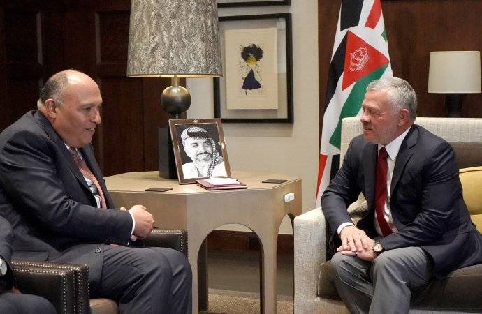 الملك يستقبل وزير الخارجية المصري ويتسلم رسالة من السيسي