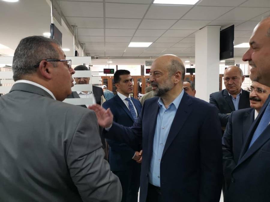 الرزاز يزور المركز الشامل للخدمات الحكومية