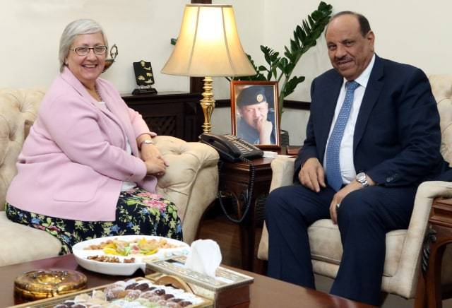 وزير الداخلية يلتقي السفيرة الكندية في عمان