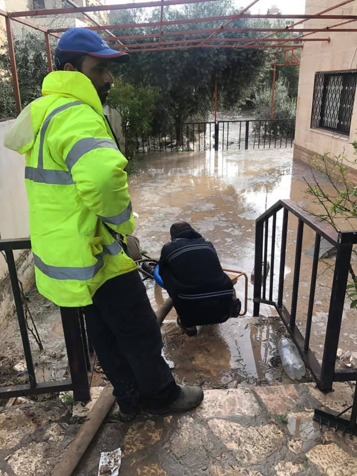 إخلاء 8 منازل داهمتها مياه الأمطار بالهاشمية