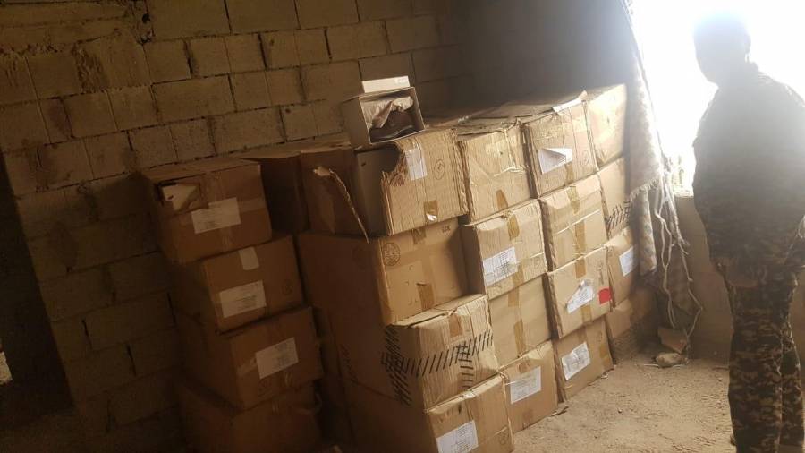 بالتعاون مع الأجهزة الأمنية الجمارك تداهم مستودعاً يحتوي بضائع مهربة في العقبة