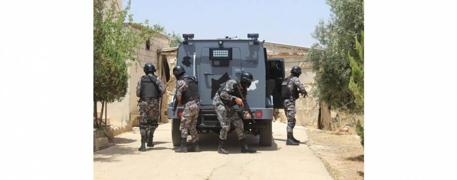 الجمارك تداهم مستودعاً يحتوي بضائع مهربة في العقبة