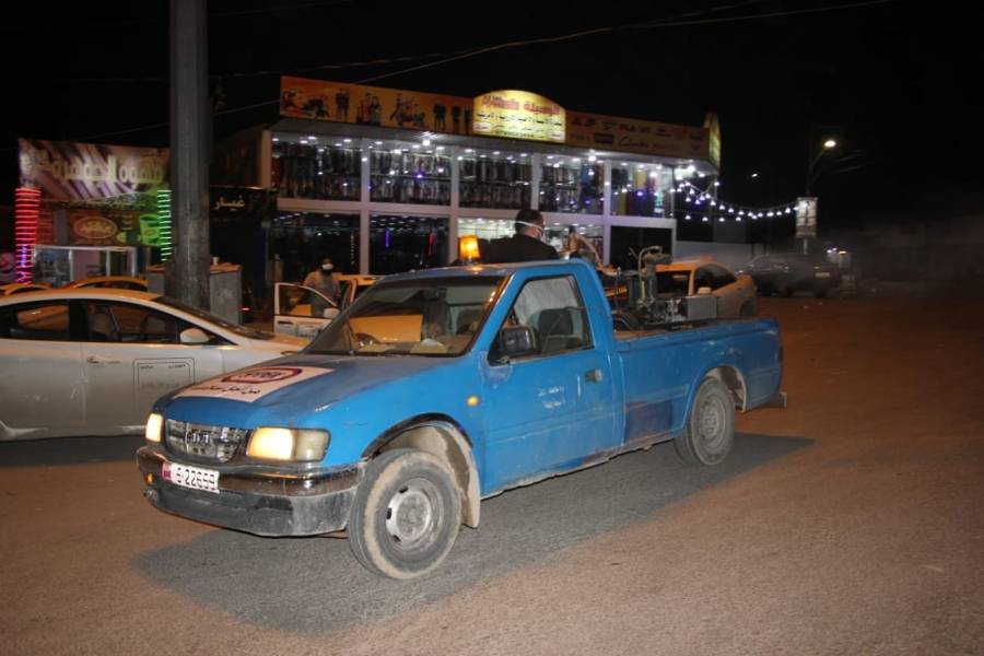 باشرت كوادر بلدية الزرقاء بتعقيم شوارع الوسط التجاري ومجمعات السفريات برش المبيدات الامنة .