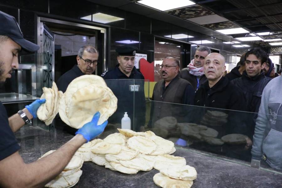 محافظ الزرقاء يتفقد الاسواق للاطلاع على سير العمل والحركة التجارية وتوفر المواد الغذائية .