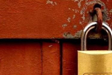 وزير العمل  يخالف منشآت ويغلق مؤسسة بالشمع الأحمر بالتنسيق مع الداخلية