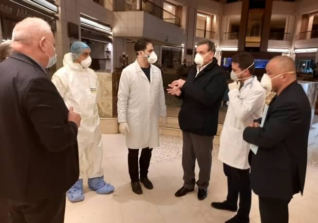 وزير الصحة يتفقد الكوادر الطبية العاملة بالحجر الصحي في عمان.. صورر