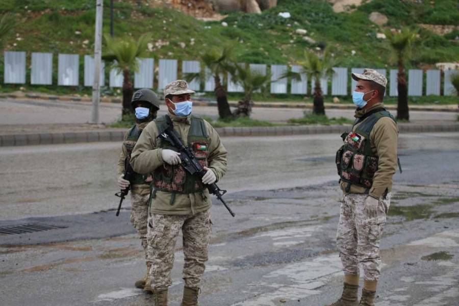 قوات الجيش تغلق منافذ العاصمة والمحافظات