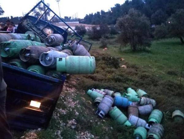 تدهور مركبة محملة باسطوانات الغاز في عجلون