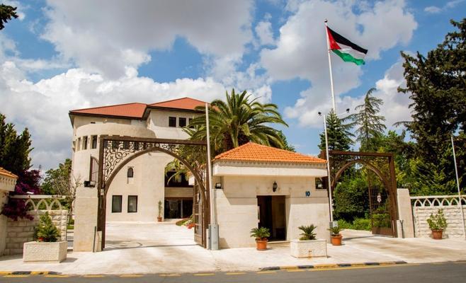 الحكومة تعلن خلال ساعات آلية إيصال المواد الغذائية لمنازل المواطنين