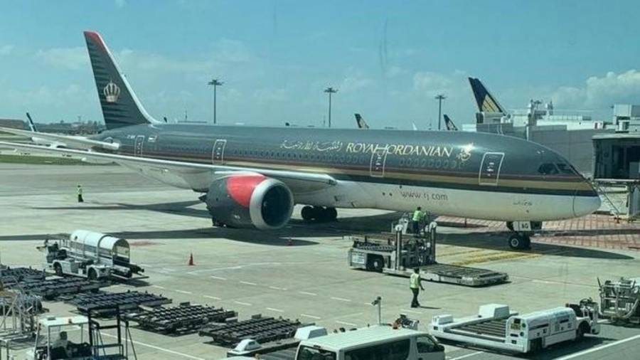 طائرة تحمل أجهزة كشف فيروس كورونا في طريقها إلى الأردن