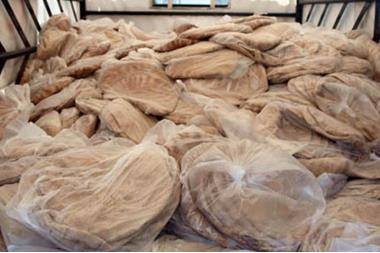 الحكومة: مادة الخبز ستوزع يوميا وبرنامج لتوزيع المواد الغذائية الأخرى