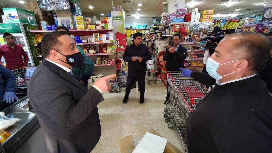 الداوود يوعز بإغلاق مؤسسة تموينية وحجز مركبات خلال جولته في مأدبا