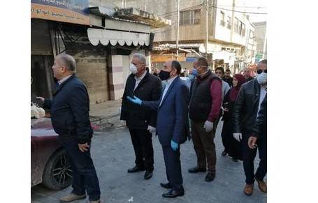 وزير الأشغال يوعز بإغلاق بعض المحلات ويشيد بالتزام الاربديين بتعليمات التسوق