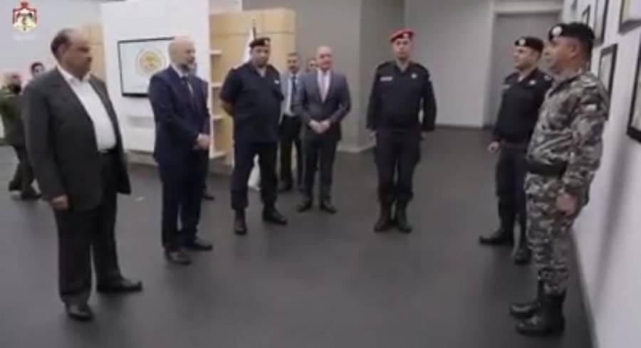 الرزاز يُكرم ثلاثة من مرتبات الأمن العام لمساعدتهم مواطنين بحظر التجول... فيديو