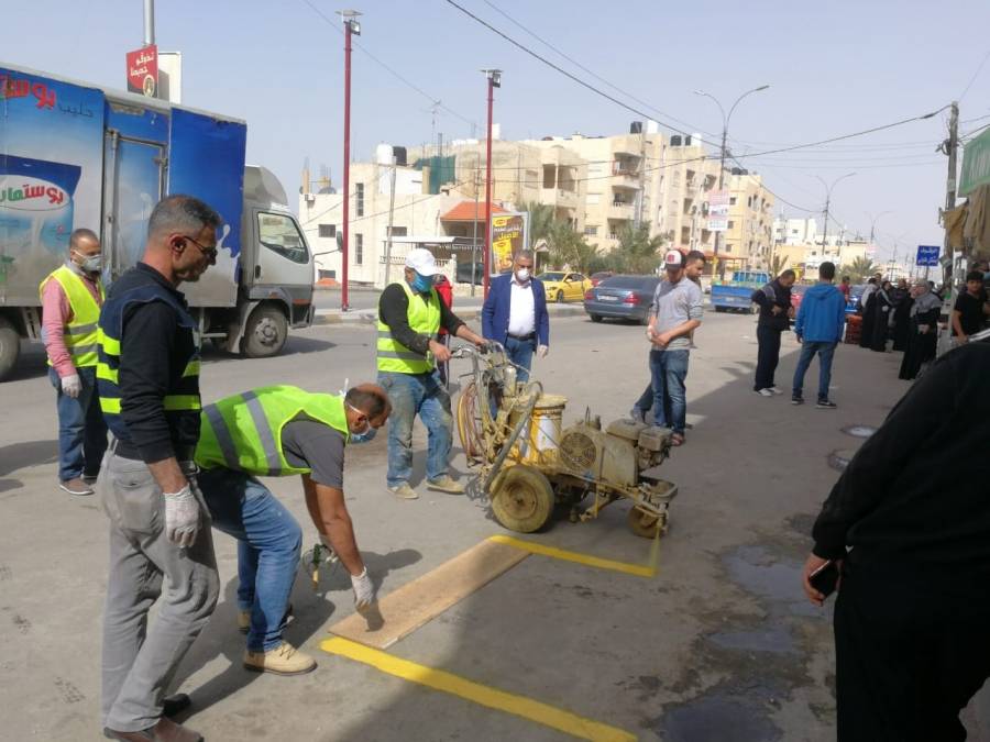 بلدية الزرقاء تباشر بالتخطيط امام المخابز والدكاكين لتحديد المسافات بين المواطنين عند الشراء