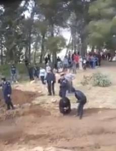 انتشال جثتين إثر انهيار مغارة على عدد من الأشخاص كانوا يبحثوا عن ذهب في منطقة صافوط