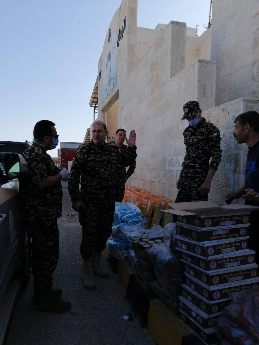 الجمارك توزع طرود غذائية على الأسر الفقيرة.