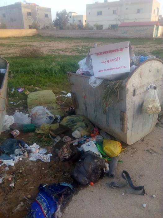 تراكم النفايات في الشارع العام وأمام المنازل دون إزالتها في المفرق