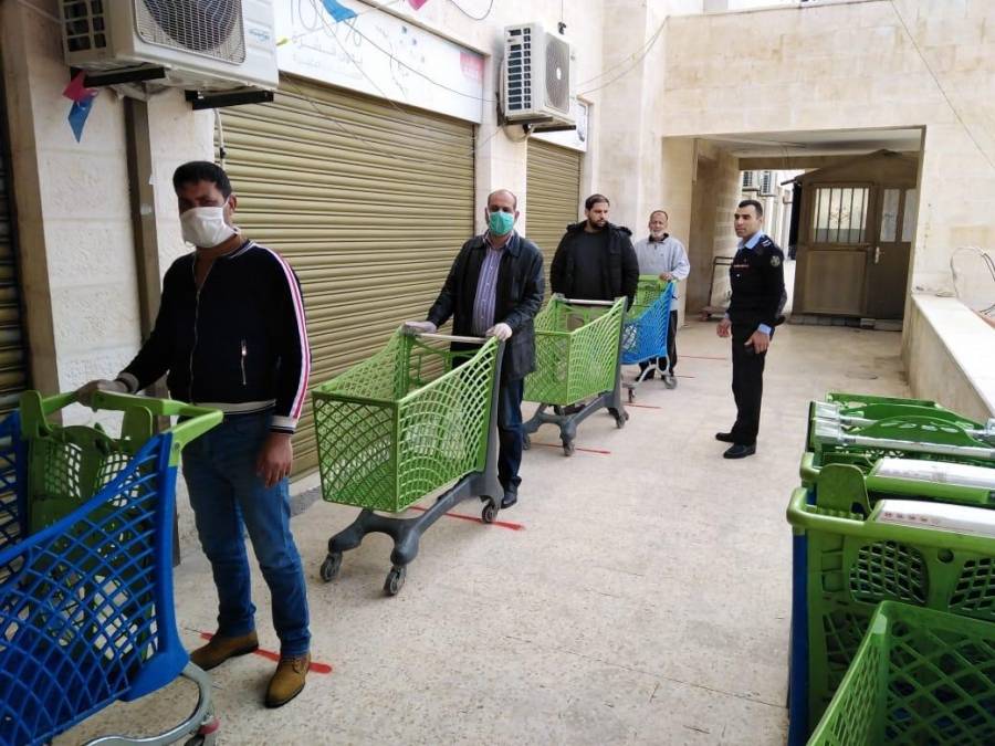 الشرطة المجتمعية تواصل تنفيذ مبادرة  (مسافة آمان ) وتثمن تعاون غالبية المواطنين... صور