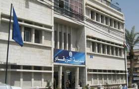 بلدية الزرقاء تباشر تخطيط مسافة الأمان أمام البنوك