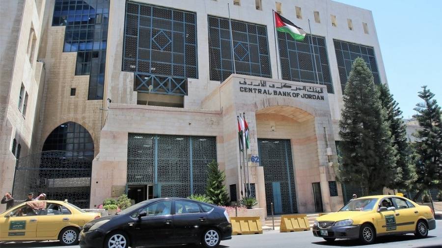 البنوك تعمم بعدم استقبال أي زبون لا يرتدي قفازات وكمامات