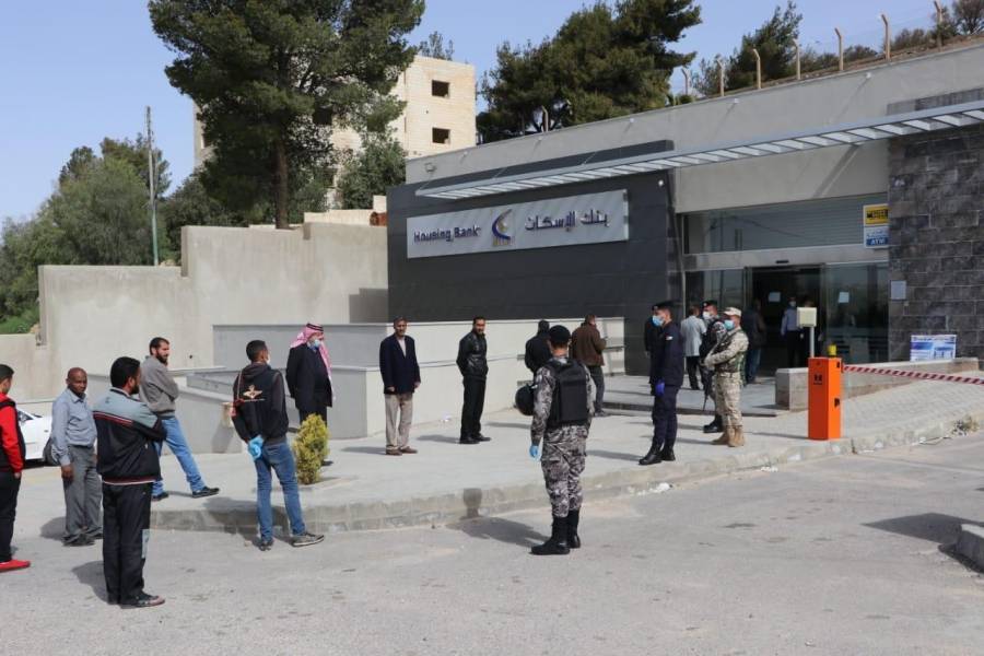 بالصور .. رجال الأمن ينظمون الاصطفاف في جميع فروع البنوك