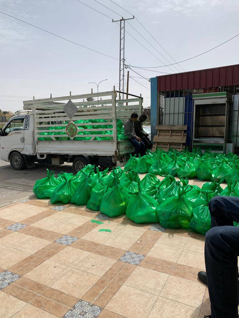 المهندسة عبير عبدالله الجبور توزع طرود الخير على لواء الموقر... صور