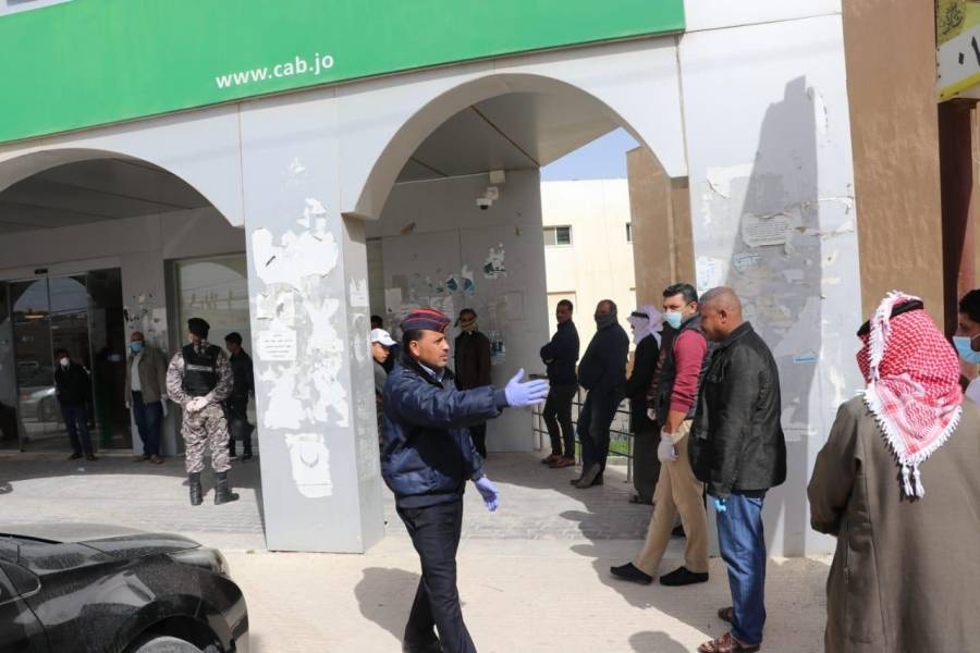 مديرية الأمن تؤمن الإجراءات المناسبة داخل وأمام البنوك، وتواصل تنفيذ مبادرة  (مسافة آمان ) للحفاظ على سلامة المراجعين.