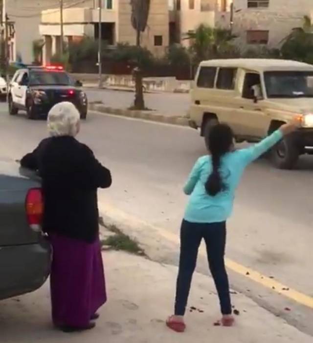 زاد الأرض وملحها سيده أردنية نشمية تستقبل الجيش بالورود... فيديو