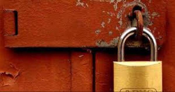 إربد: اغلاق 5 محلات تجارية